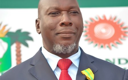 DECOUVREZ LE PORTRAIT DU PROFESSEUR SORO YAYA DIRECTEUR DE L'ECOLE DOCTORALE SCIENCES ET TECHNIQUES  DE L'INGENIEUR